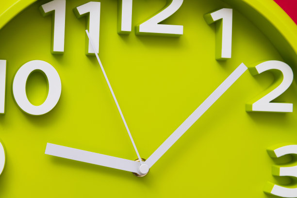 红色背景上的绿色挂钟图片下载