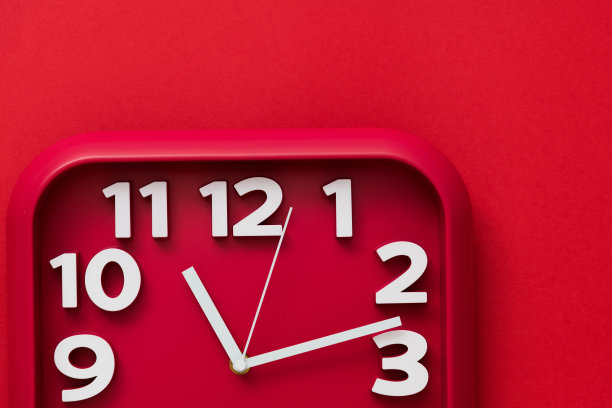红色背景上的红色挂钟图片下载
