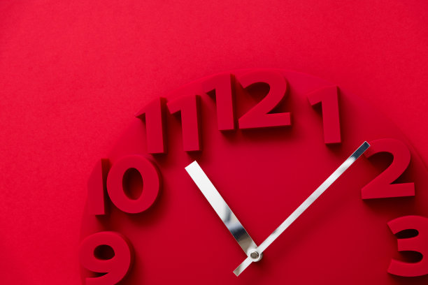 红色背景上的红色挂钟图片下载