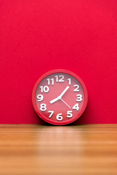 现代闹钟在桌子上图片下载