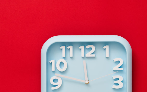 红色背景上的蓝色挂钟图片下载