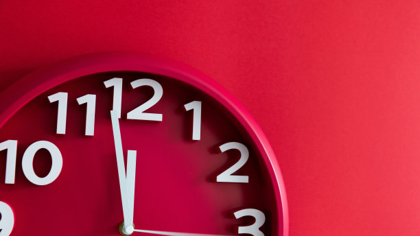 红色背景上的红色挂钟图片下载