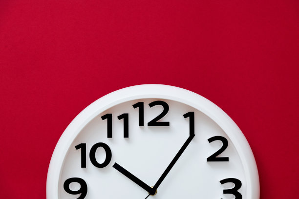 红色背景上的白色挂钟图片下载