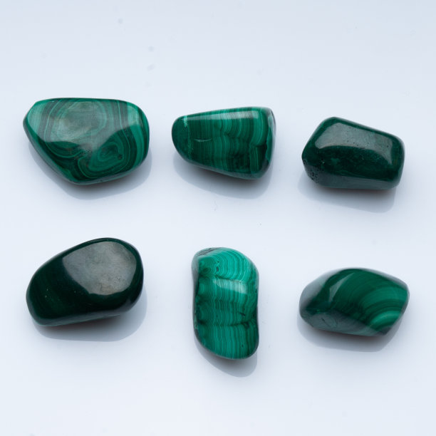白色背景上的天然绿色孔雀石图片下载