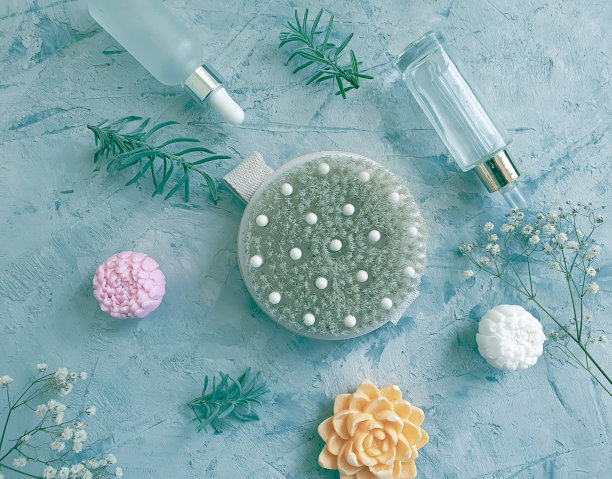 按摩刷，肥皂在混凝土背景上图片下载