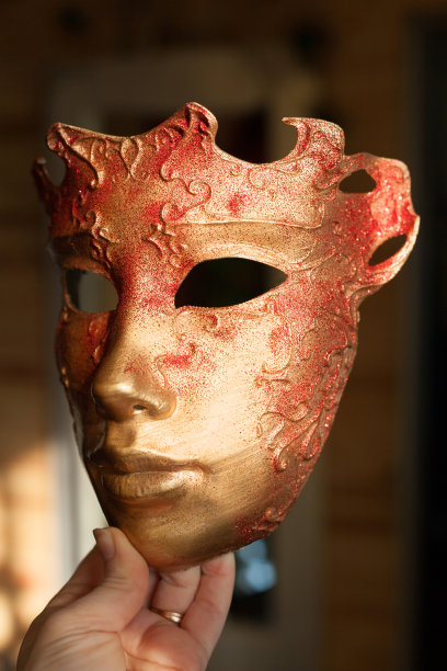 美丽的狂欢节面具金色和红色的颜色图片下载