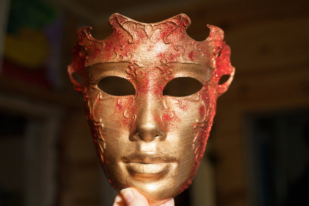 美丽的狂欢节面具金色和红色的颜色图片下载