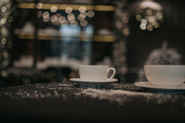 街道上白雪覆盖的舒适咖啡馆，在圣诞节和冬季假日装饰的咖啡馆的外观图片下载