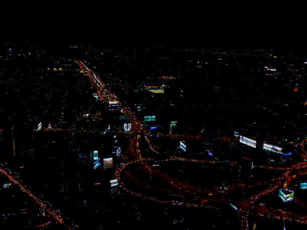 夜间的城市交通，以数码照片图片为背景图片下载