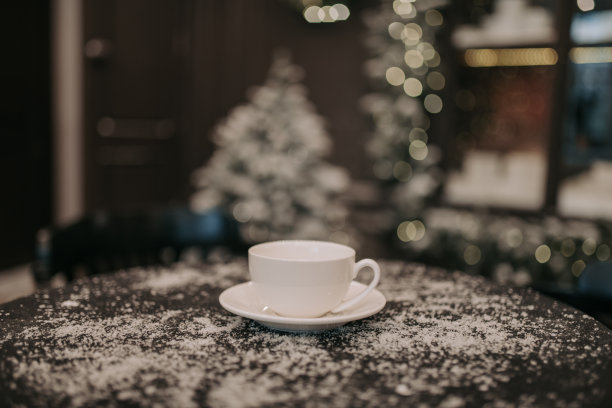 街道上白雪覆盖的舒适咖啡馆，在圣诞节和冬季假日装饰的咖啡馆的外观图片下载