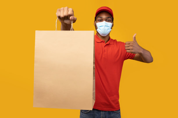 黑色的快递员拿着医用口罩，包裹显示的很像图片下载