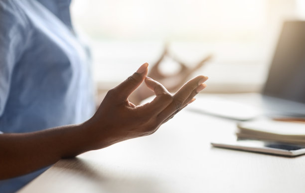 工作禅。黑人女性在办公室冥想，做手势的特写图片下载