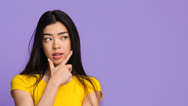 好奇的韩国女士看着紫色背景上的拷贝空间与兴趣图片下载