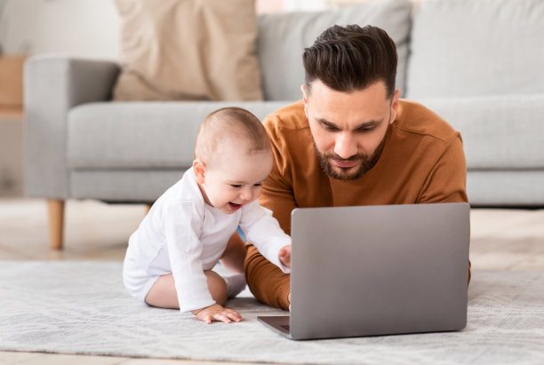 爸爸和宝宝在家里一起用笔记本电脑上网图片下载