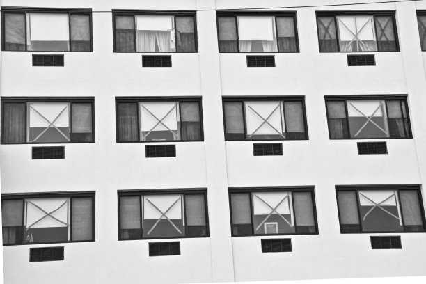 暴风雨中的窗户图片下载