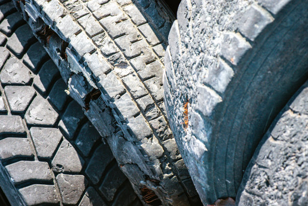 一堆旧卡车轮胎在一个垃圾场的库存照片图片下载