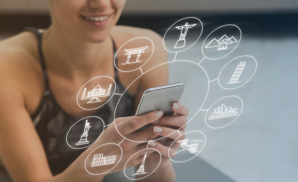 不认识的女孩用手机选择旅行目的地室内，拼贴图片下载