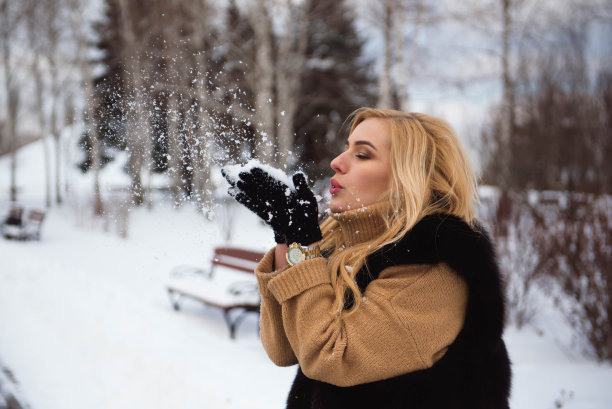 一个女人在用慢镜头吹雪图片下载