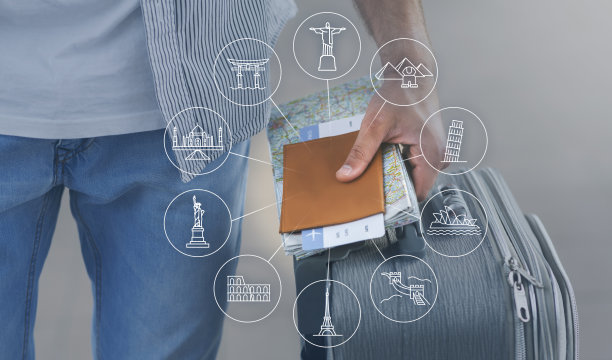 不认识的人与旅行手提箱和票站在户外，拼贴图片下载