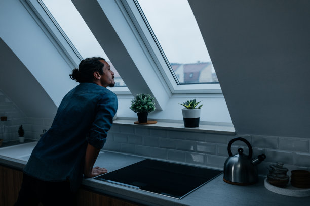 男人正在家里看着窗外图片下载