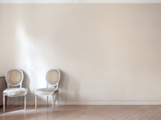 两张复古的椅子在黄色房间的角落的样板墙复制空间的背景图片下载