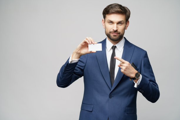 年轻英俊的商人，持有商业或信用卡图片下载