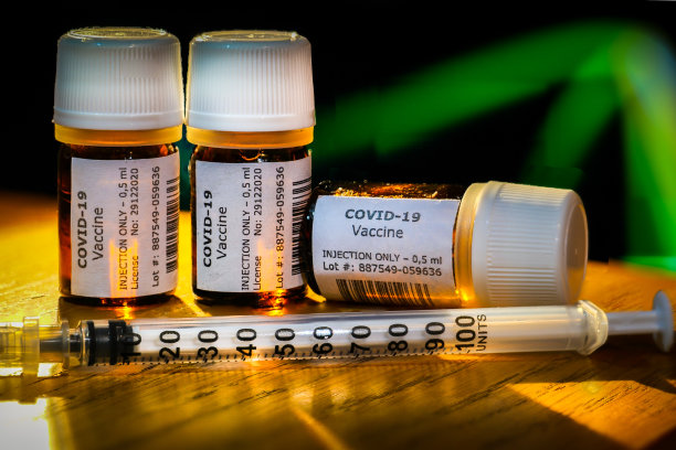 一些准备注射的Covid-19疫苗瓶的创意图像图片下载