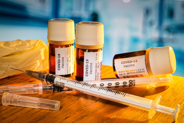 一些准备注射的Covid-19疫苗瓶的创意图像图片下载