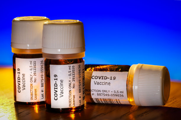 一些准备注射的Covid-19疫苗瓶的创意图像图片下载