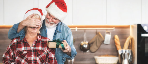 男人闭上妻子的眼睛，手里拿着礼物图片下载