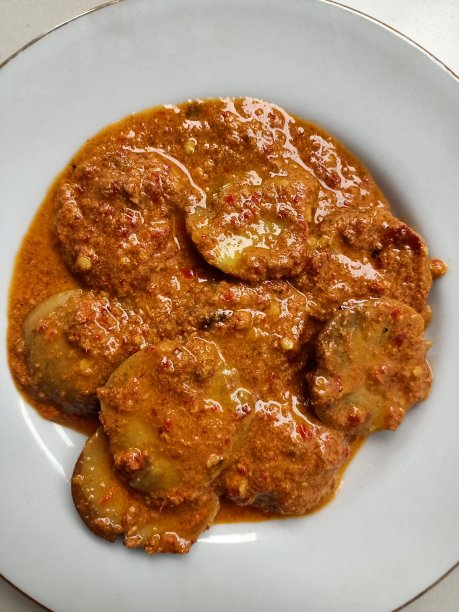 在香料和椰奶中煨狗肉的特写图片下载