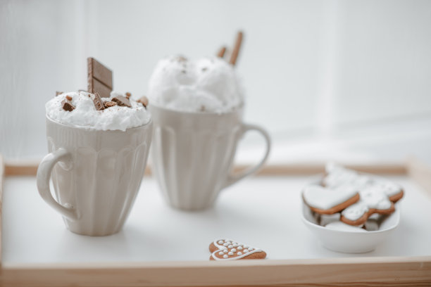 在温馨的气氛中喝一杯圣诞饮料图片下载