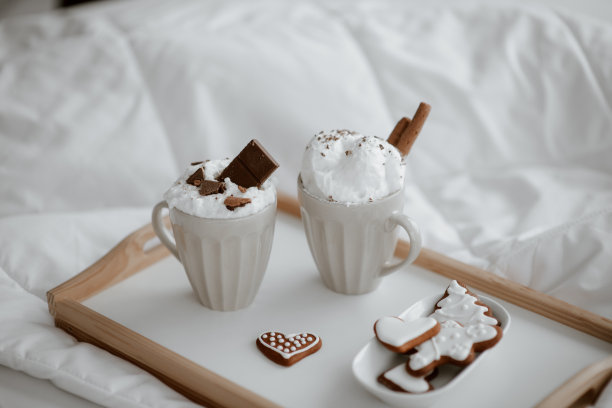 在温馨的气氛中喝一杯圣诞饮料图片下载