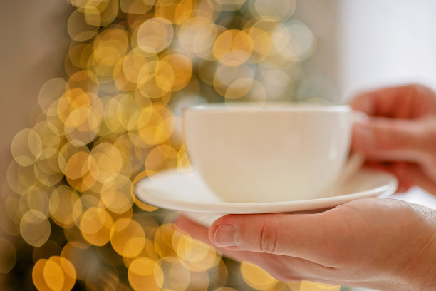 在温馨的气氛中喝一杯圣诞饮料图片下载