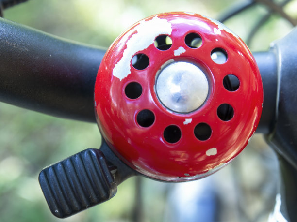 微距摄影的红色自行车钟与一些剥落的油漆。前视图。图片下载