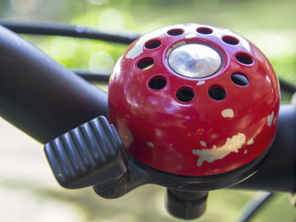 微距摄影的红色自行车钟与一些剥落的油漆。图片下载