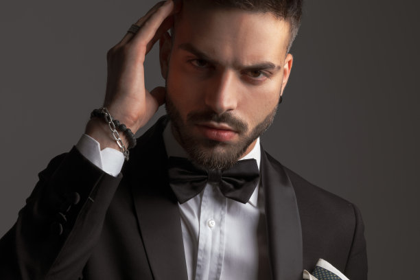 肖像的深思熟虑的人手牵着寺庙和思考图片下载