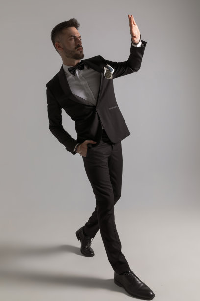 侧视图，皱眉的年轻人在灯光前牵着手图片下载