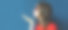 美丽的年轻女子的肖像吹红色的嘴唇送甜蜜的空气吻戴着红色的心型太阳镜在一个蓝色的背景图片下载