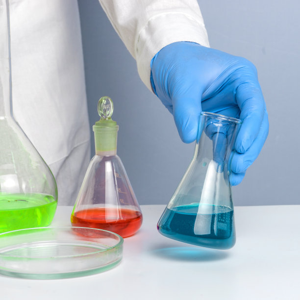 一个科学的手做试管样本测试。工作场所的实验室助理。图片下载