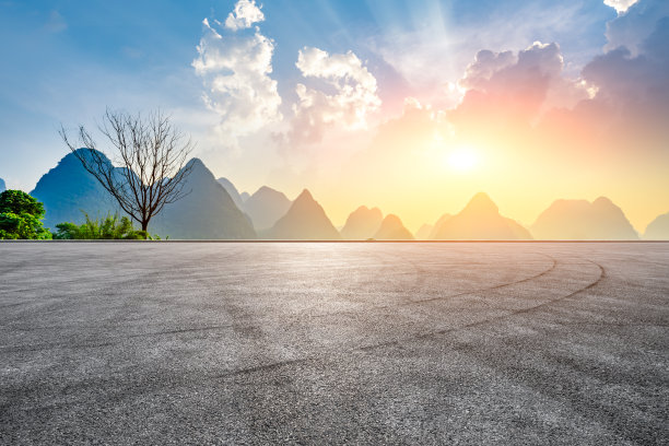 桂林的赛马场和青山自然风光。图片下载