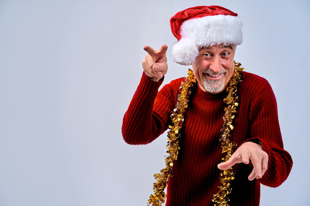 满脸胡须的成年男子微笑着庆祝新年图片下载