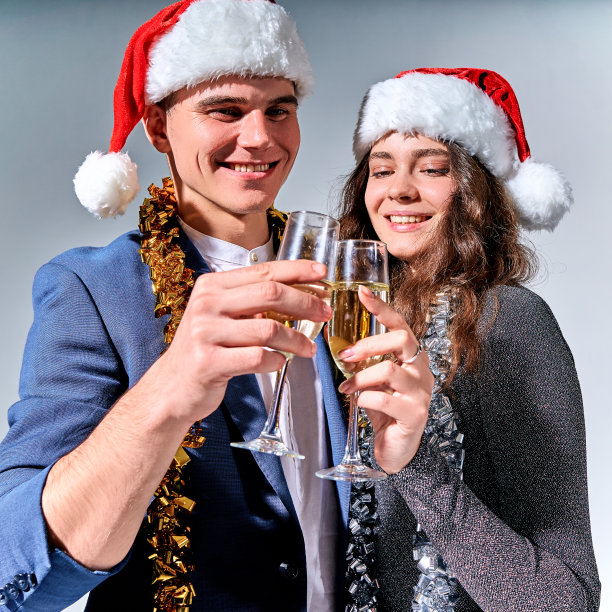 幸福浪漫的情侣捧着香槟碰杯图片下载