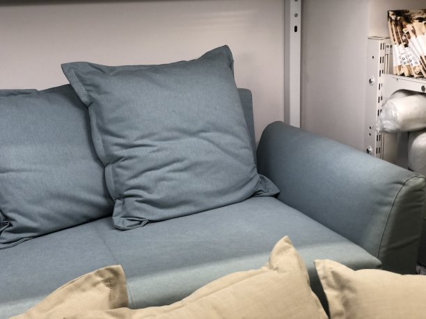 沙发靠垫在客厅沙发上的室内装饰图片下载