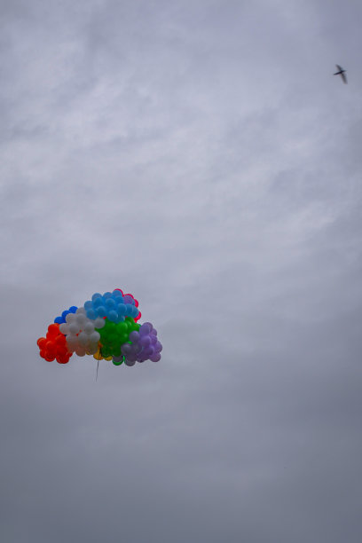彩色气球与多云的天空图片下载