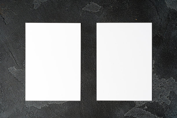 桌上放着两摞空白名片图片下载