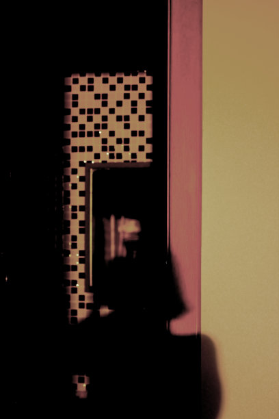 抽象图像与人的阴影在粉红色，紫色和黑色的背景图片下载