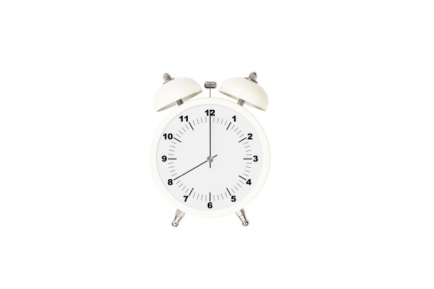 白色闹钟设置在8孤立的白色背景与剪辑路径。特写镜头。图片下载