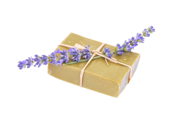 手工橄榄肥皂和薰衣草花孤立在白色背景。图片下载