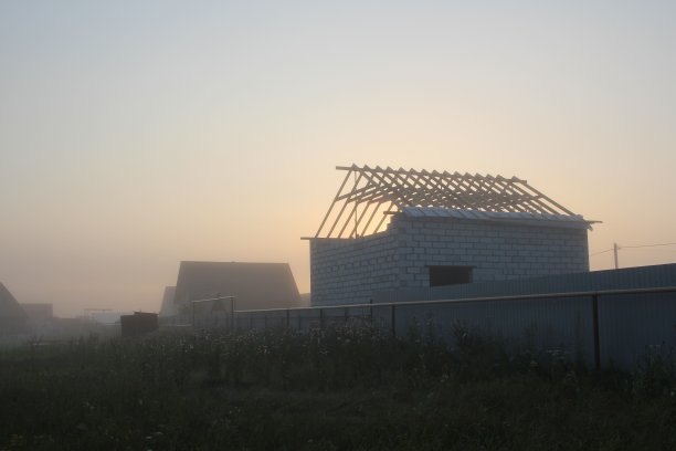 在村里建一所带屋顶的房子，在夏天建在雾里图片下载